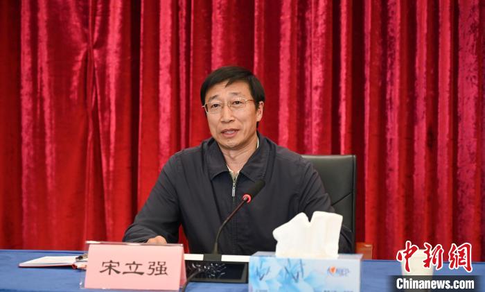 圖為西藏自治區(qū)黨委組織部副部長、第十批援藏干部人才總領(lǐng)隊(duì)宋立強(qiáng)致辭。