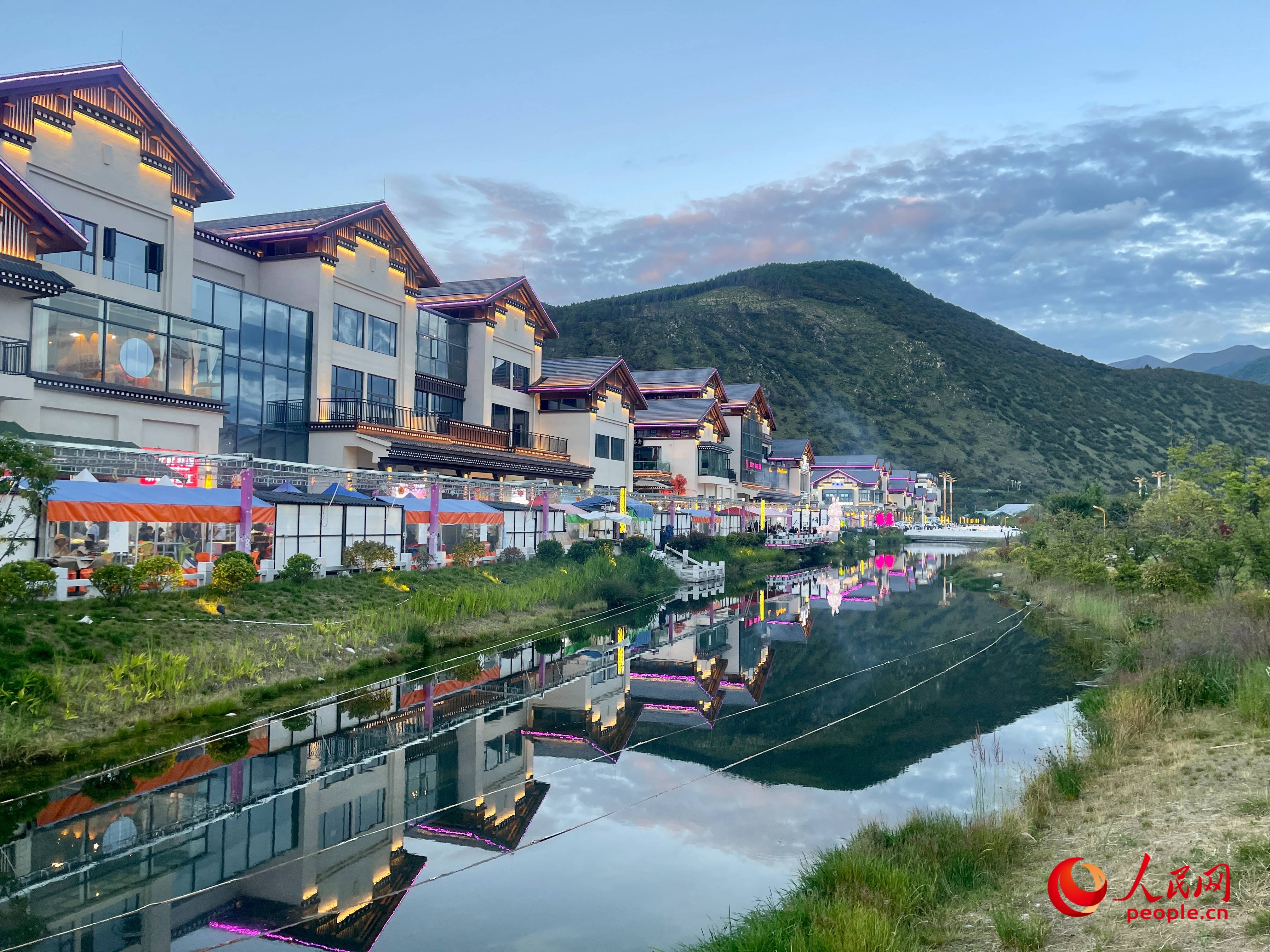工布公園的一角，風景秀麗。人民網(wǎng) 周靜圓攝