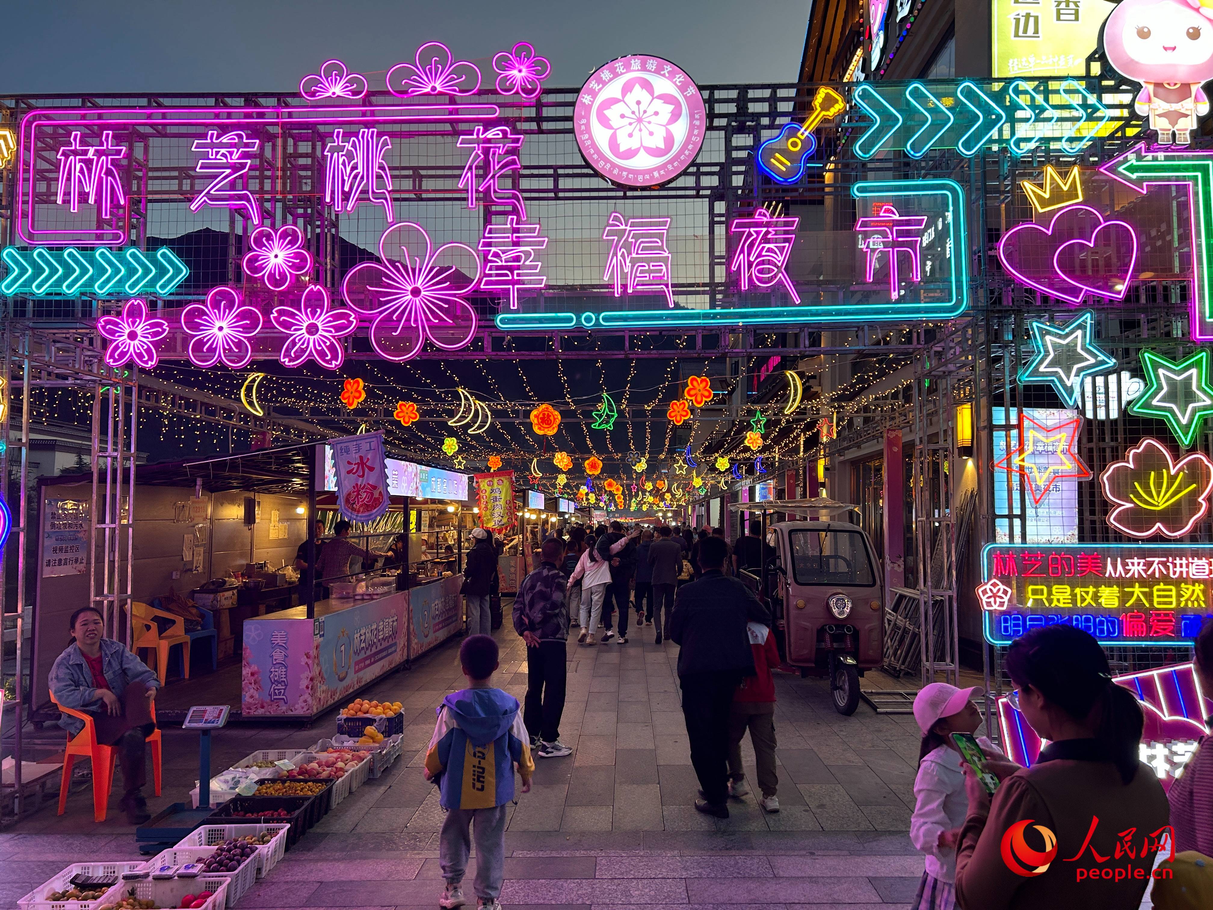 工布公園里的夜市，人來人往。人民網(wǎng) 周靜圓攝