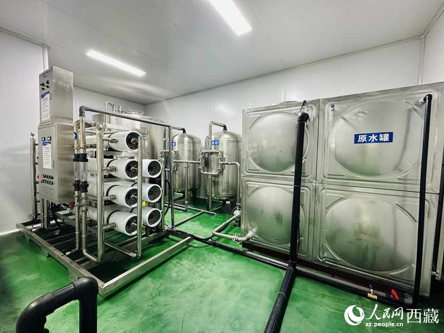 “色達牙泉”礦泉水（桶裝水）生產(chǎn)加工基地。人民網(wǎng)記者 次仁羅布攝