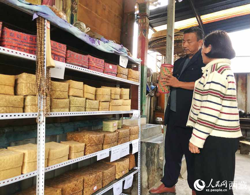 愛明（左一）給游客介紹藤竹產(chǎn)品。