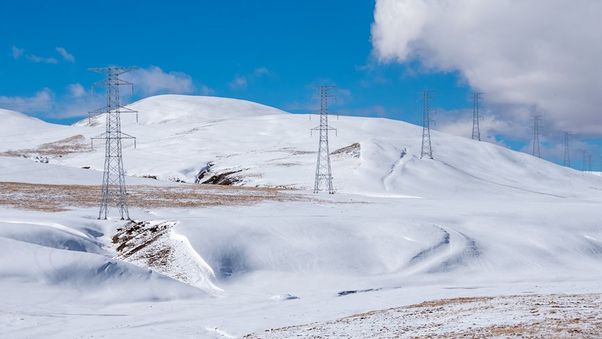 西藏自治區(qū)那曲市冰天雪地里的電網(wǎng)。趙清鵬攝