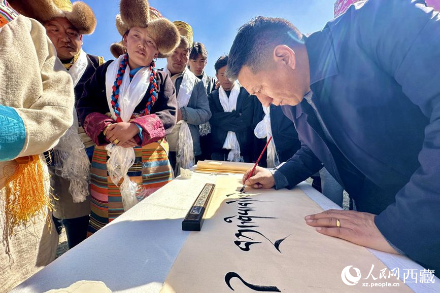 書法家為祈福一年的豐收提筆祝詞。