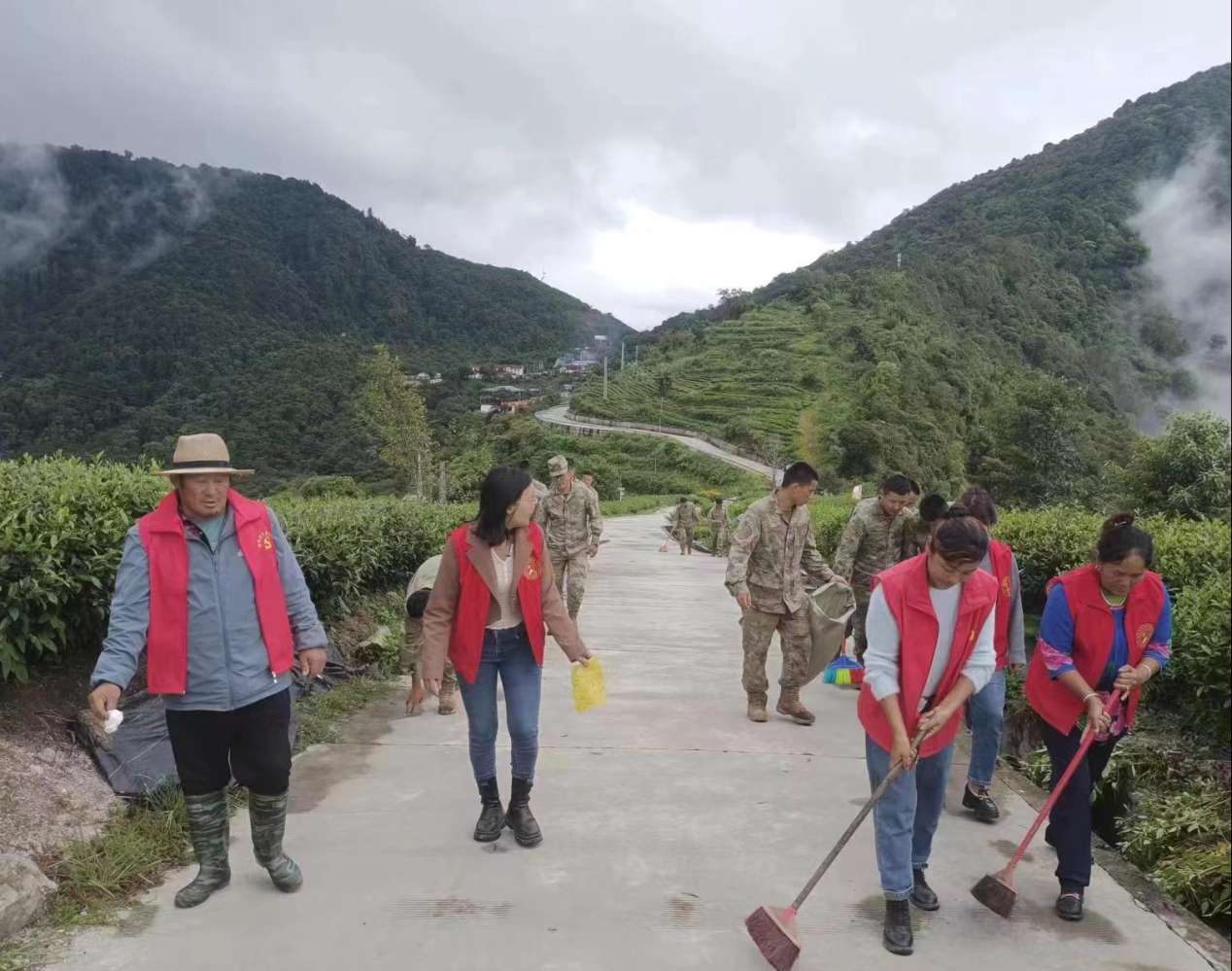 圖為：墨脫縣背崩鄉(xiāng)格林村軍地黨組織共同開展“愛我墨脫、靚我家園”主題黨日活動