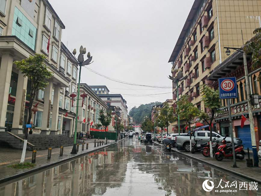 如今的墨脫縣城一應(yīng)俱全。人民網(wǎng) 李海霞攝
