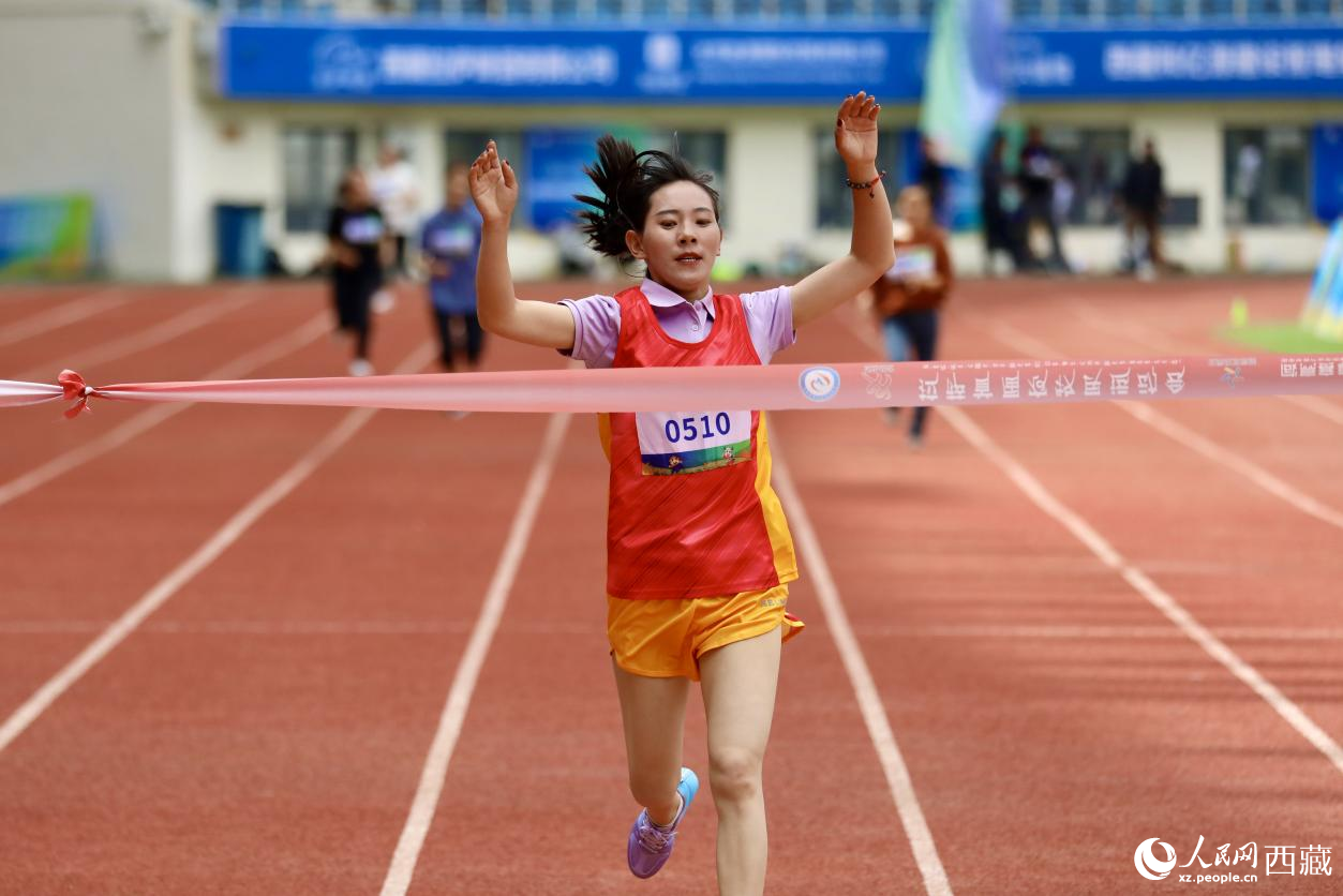 女子400米競速賽實(shí)況。