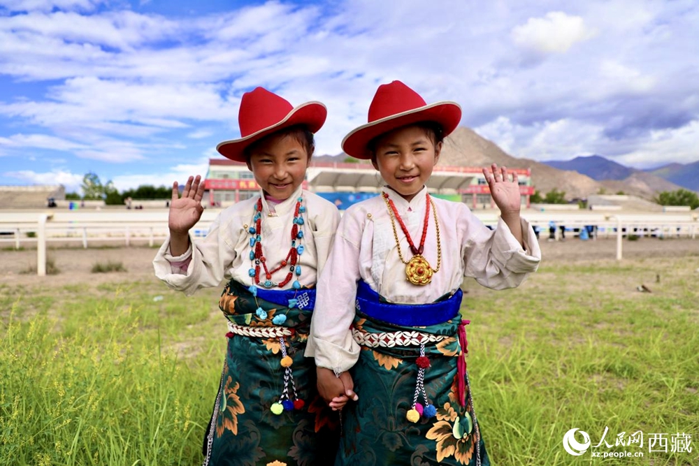 比賽現(xiàn)場外身著民族服飾的藏族小女孩兒。