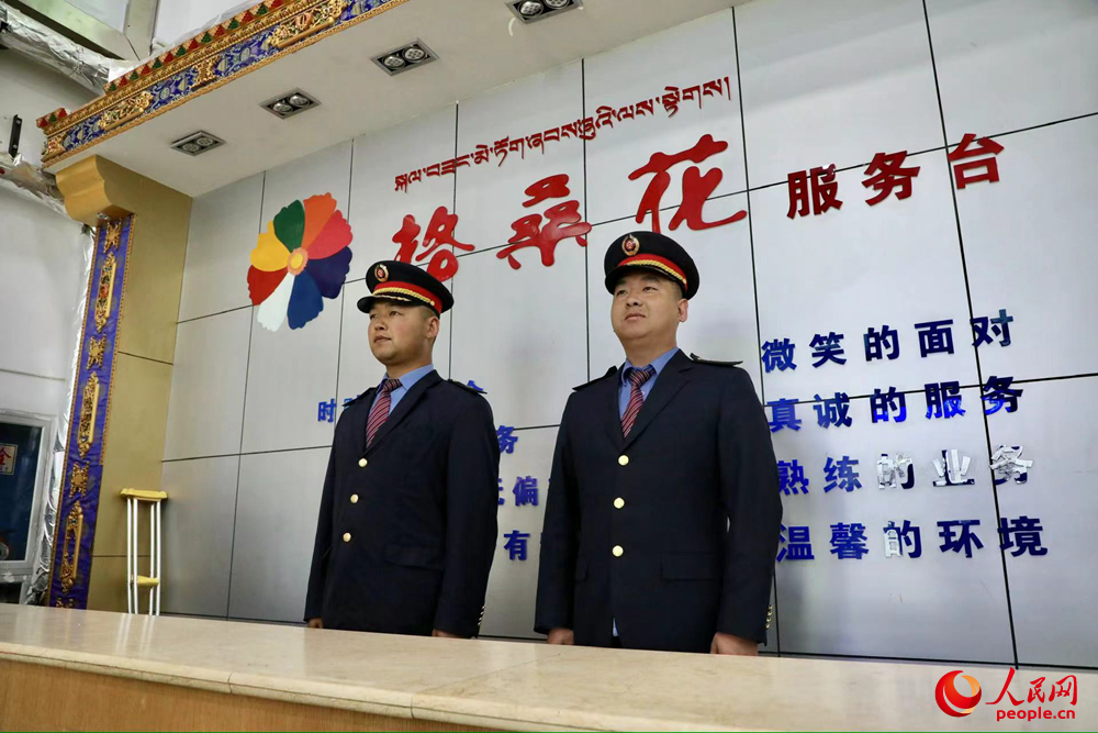 那曲火車站格桑花服務(wù)臺(tái)。人民網(wǎng)記者 次仁羅布攝