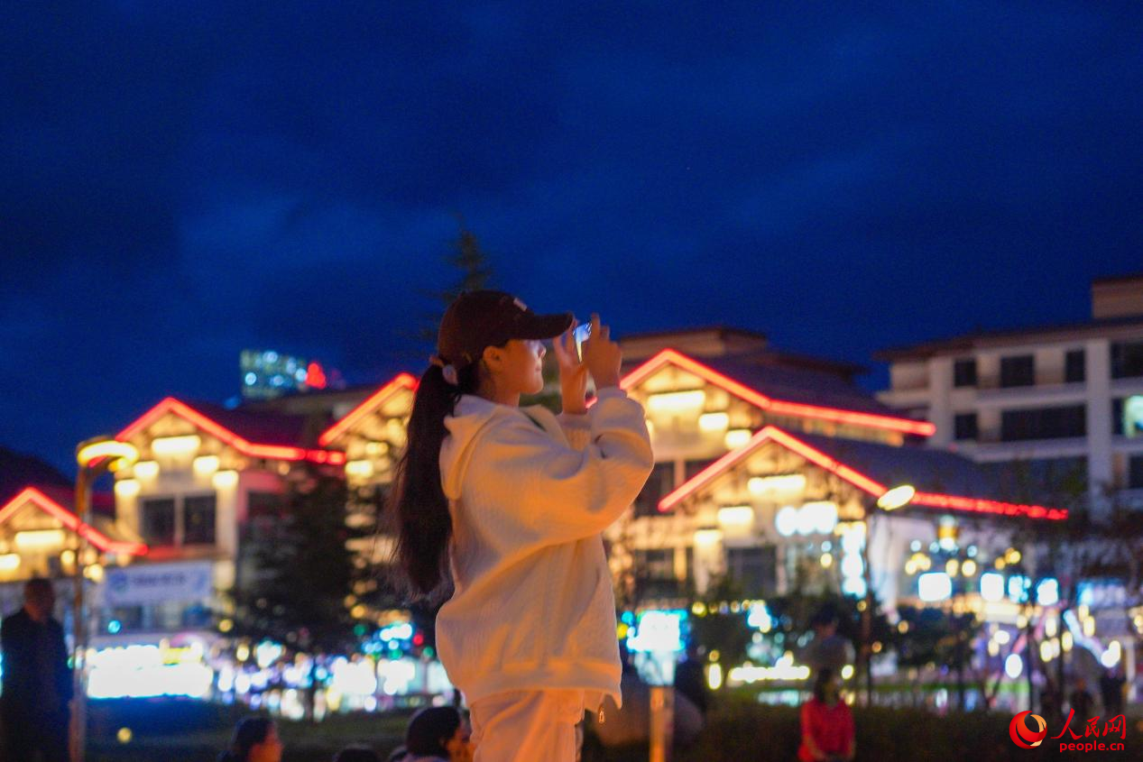 居民在西藏林芝市民族團(tuán)結(jié)廣場(chǎng)上拍照。人民網(wǎng)記者 趙晨攝