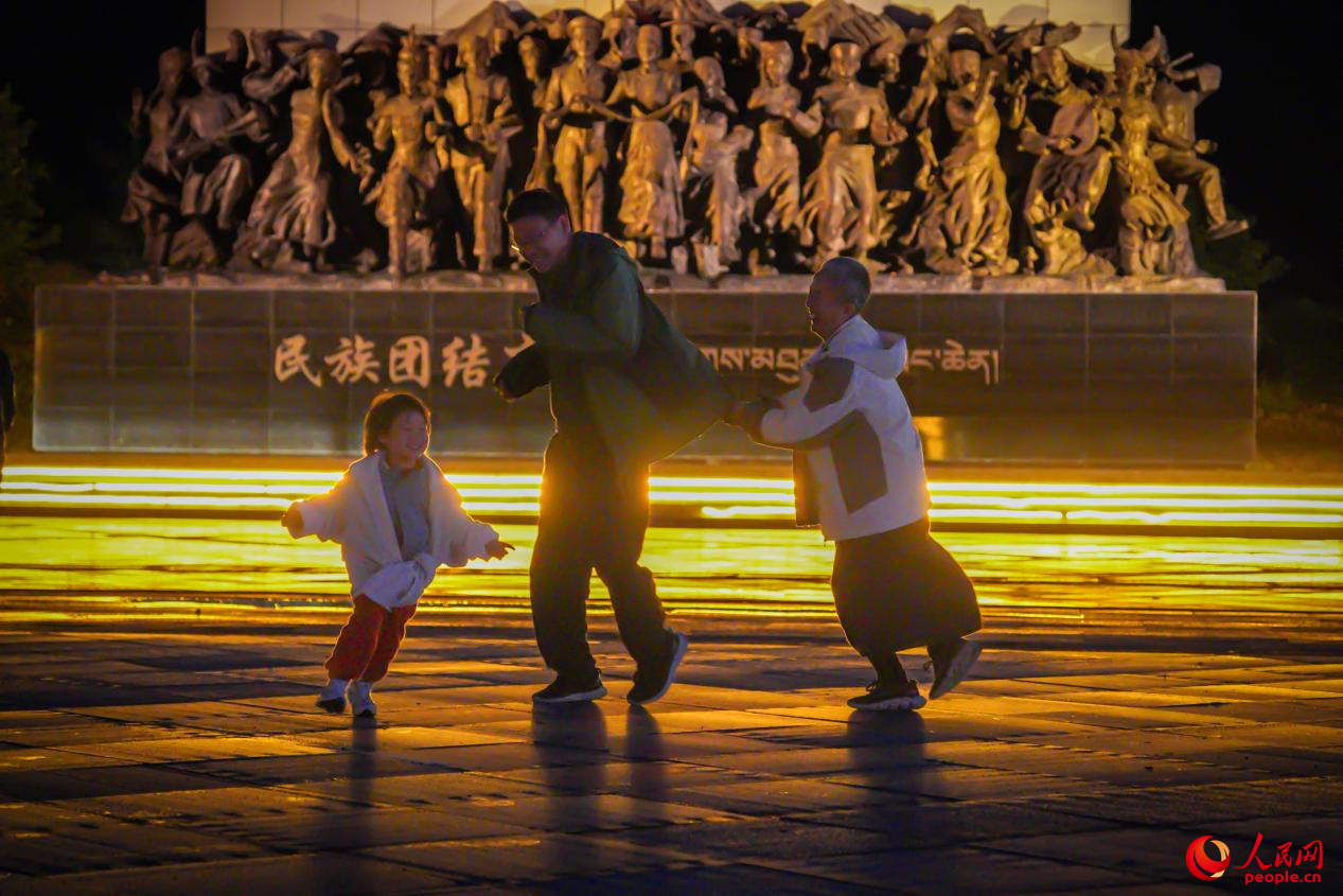 居民在西藏林芝市民族團(tuán)結(jié)廣場(chǎng)上玩耍。人民網(wǎng)記者 趙晨攝
