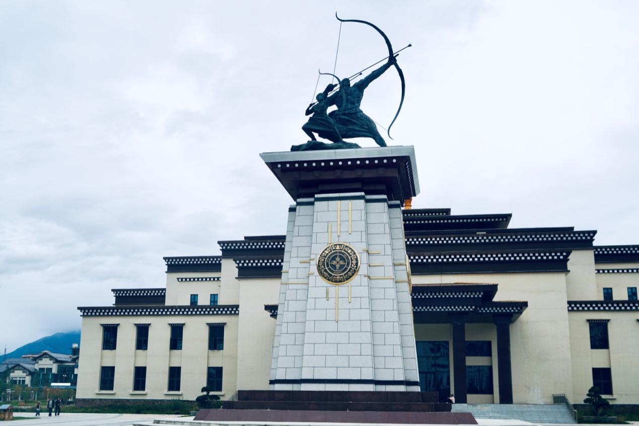 工布公園里的城市地標(biāo)雕塑——畢秀之子。人民網(wǎng)記者 益西康珠攝