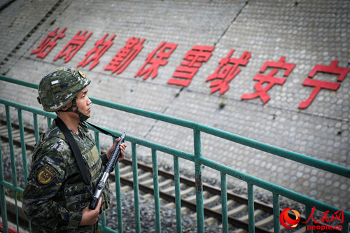 武警西藏總隊拉薩支隊執(zhí)勤八大隊官兵在鐵路旁執(zhí)勤。支翔宇 攝