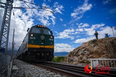 武警西藏總隊拉薩支隊執(zhí)勤八大隊官兵向駛過的火車行舉槍禮。張磊 攝