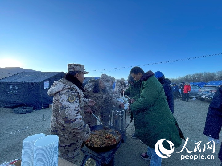 子弟兵為受災(zāi)群眾分發(fā)早餐。人民網(wǎng)記者 郝潔攝