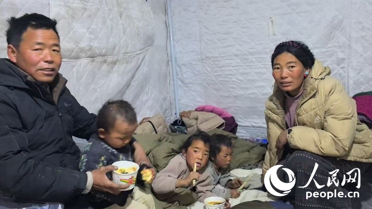 森嘎村村民扎西一家五口。人民網(wǎng)記者 吳雨仁攝