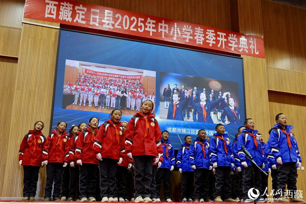 定日縣中小學(xué)生代表與北京市八一學(xué)校、成都市錦江區(qū)嘉祥外國(guó)語(yǔ)學(xué)校的師生一同唱響《把未來(lái)點(diǎn)亮》，迎來(lái)開(kāi)學(xué)第一課。人民日?qǐng)?bào)記者 鮮敢攝