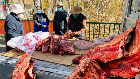 圖為市民正在買牛肉，本報記者 格桑倫珠攝(3737723)-20221201105107(1).jpg