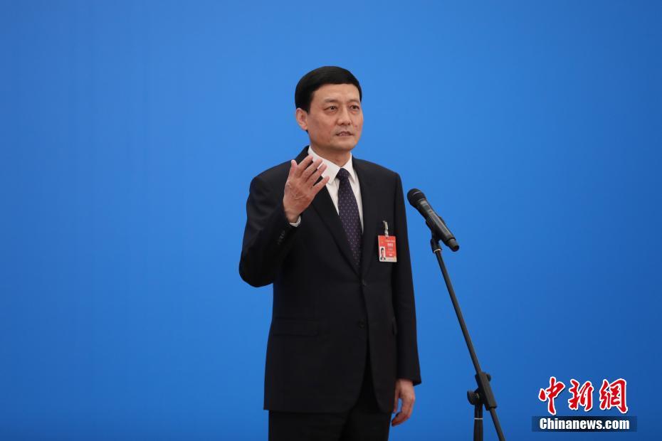 3月8日，第十三屆全國(guó)人民代表大會(huì)第四次會(huì)議舉行第二場(chǎng)“部長(zhǎng)通道”采訪活動(dòng)。圖為中國(guó)工業(yè)和信息化部部長(zhǎng)肖亞慶通過(guò)網(wǎng)絡(luò)視頻方式接受采訪。 <a target='_blank' ><p  align=