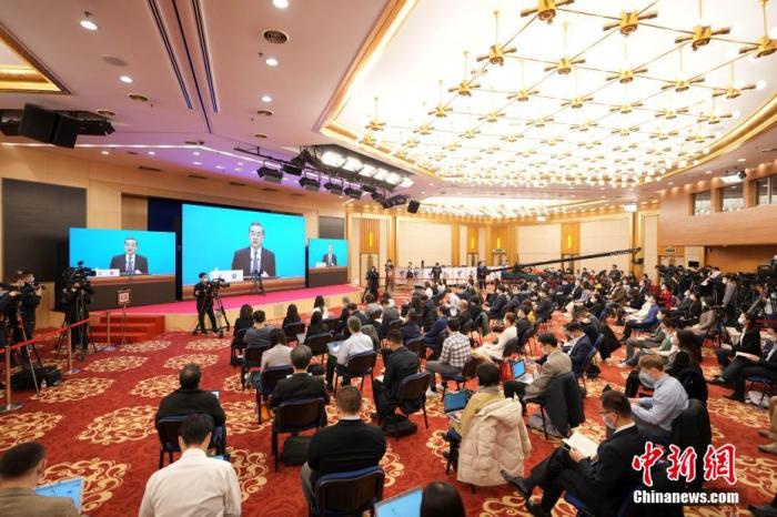 圖為記者在梅地亞中心多功能廳采訪。<a target='_blank' ><p  align=