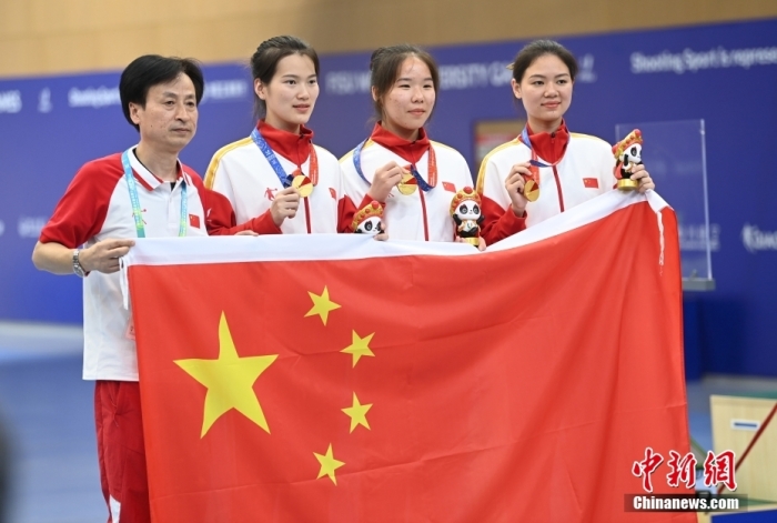 8月1日，第31屆世界大學(xué)生夏季運(yùn)動(dòng)會(huì)女子25米手槍團(tuán)體決賽在四川成都舉行，中國隊(duì)獲得冠軍。圖為中國隊(duì)選手熊亞瑄(左二)、林雅茜(右二)、王珂怡(右一)等站在領(lǐng)獎(jiǎng)臺(tái)上合影。<a target='_blank' href='/'><p  align=